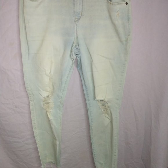 OLD NAVY MIDRISE ROCKSTAR LIGHT WASH - Picture 2 of 5